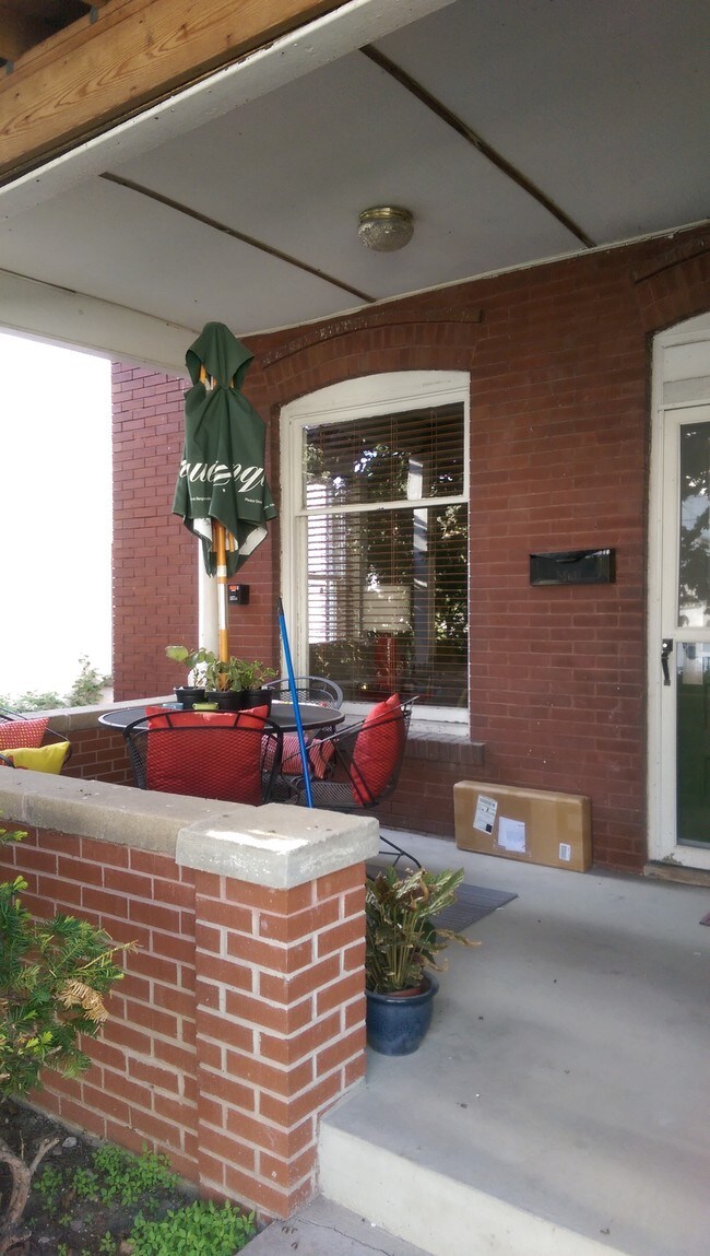 Front Porch - 816 Des Moines St