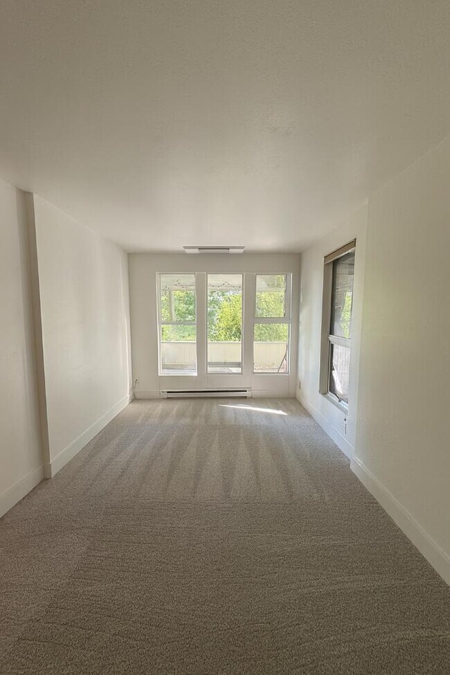 Photo - 1038 Lakeview Blvd E