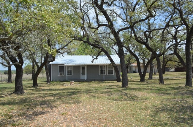 Building Photo - Country home!