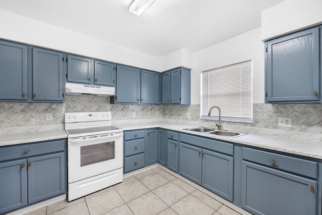 Building Photo - Two Bedroom Duplex in Bonita Springs