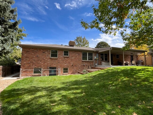 Parte trasera de la casa. La puerta de la unidad está abajo a la izquierda. - 3061 Oak St Unidad Guest Suite