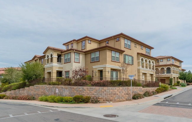 Building Photo - Tri-Level Townhome Located In Sky Ranch