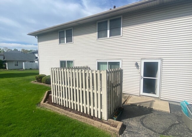 Building Photo - 2340 Carnation Dr Unit 0 Rental