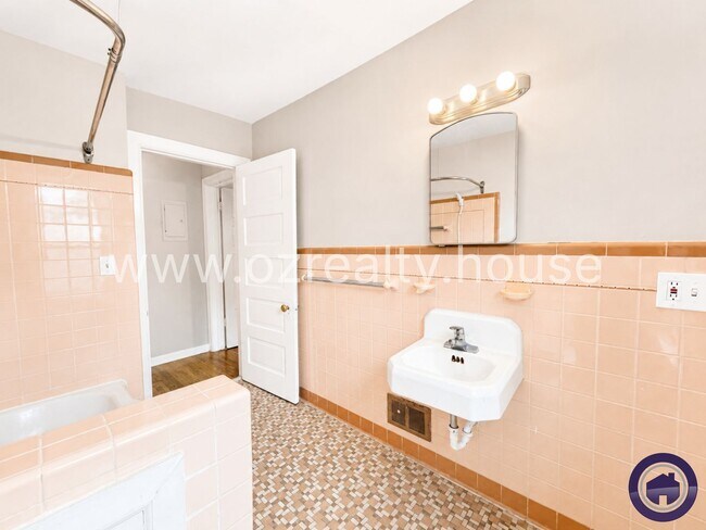 Photo - 837 Colburn St