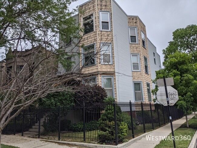 Building Photo - 2035 N Sawyer Ave Unit 2