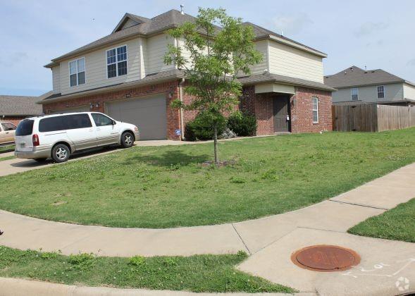 Building Photo - 824 Oakwood Ct Rental