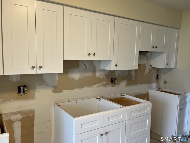 Building Photo - 6 Bouton St E