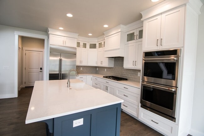 Building Photo - Gorgeous 2-Story Home In a Gated Community!