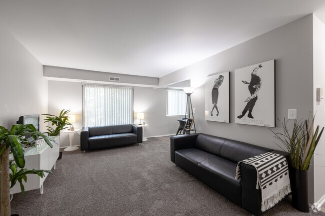 1 BR, 1 BA - The Cambridge - 720SF - Living Room - Club One of Auburn Hills