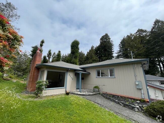 Building Photo - Beautiful and Spacious Home with New Deck ...