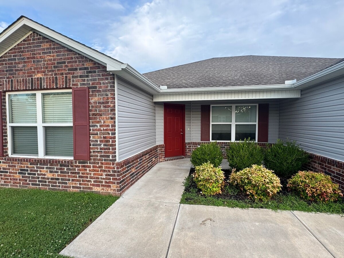Four Bedroom Home Near Schools - Four Bedroom Home Near Schools