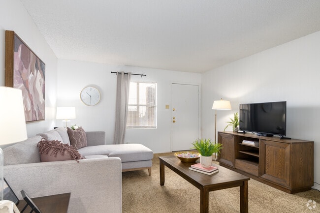 1BR, 1BA - 656SF - Living Room