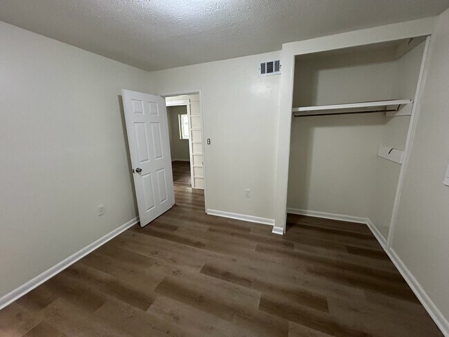 Photo - 1423 Woody Dr