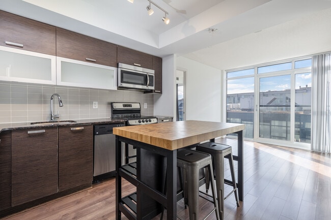 Building Photo - 36 Lisgar St