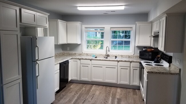 Large bright kitchen with lots of storage - 229 Monterey Dr Unit B