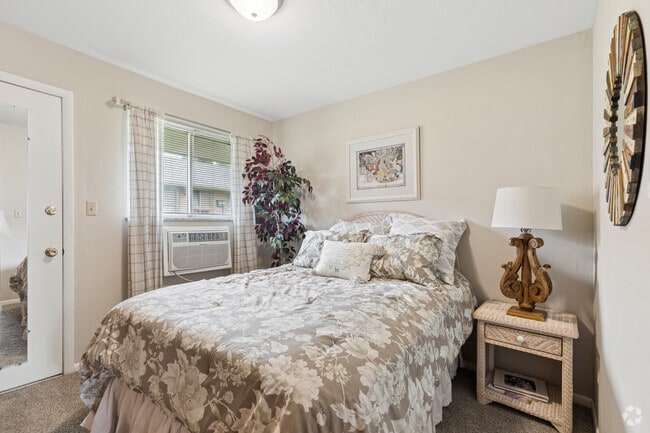 Cottage 1BR, 1BA - 456SF - Bedroom