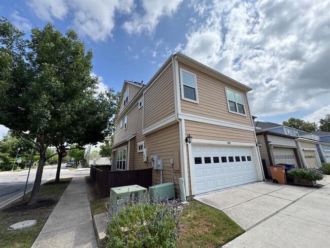 Photo - 2033 Philomena St