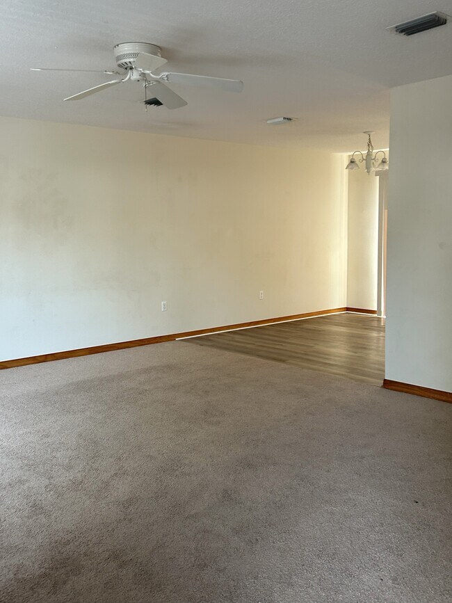 Photo - 836 Stonegate Ct