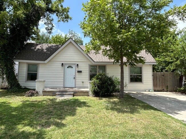 Building Photo - Charming 3 Bedroom/3 Bath Near TCU Rental