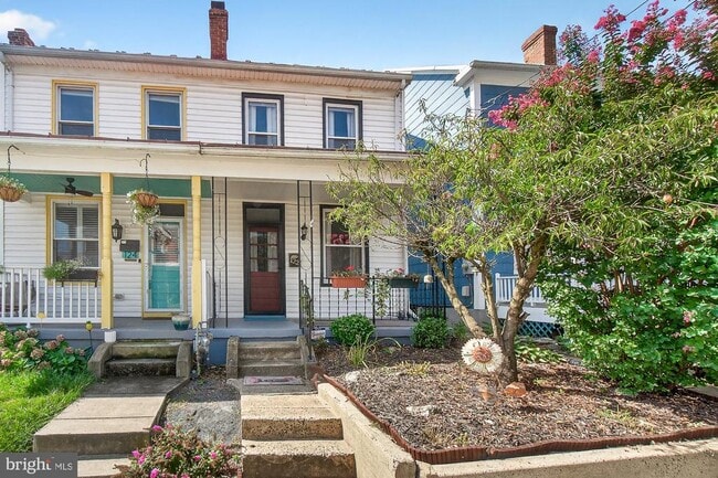 Photo - 122 E 7th St