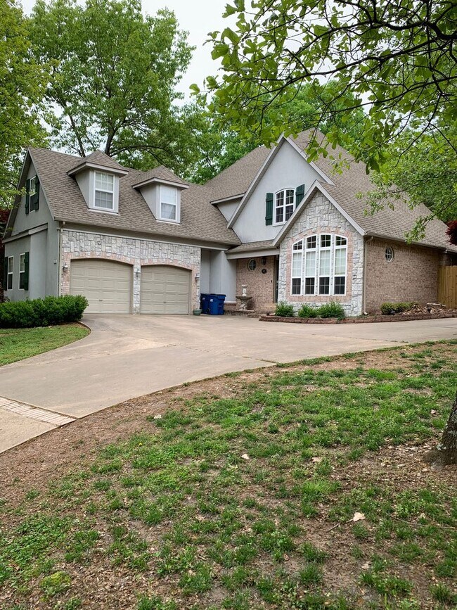 Photo - 300 Genesis Dr