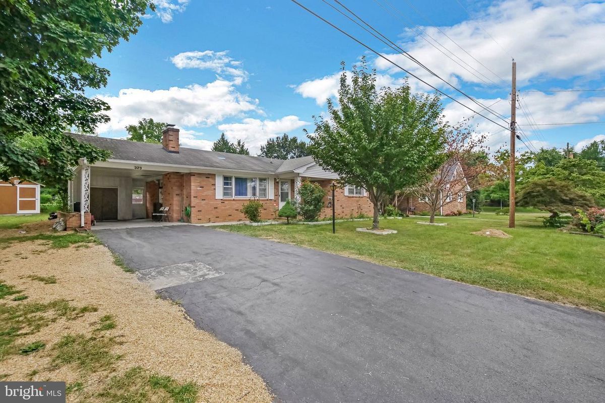 Photo - 323 RUSSELCROFT Rd