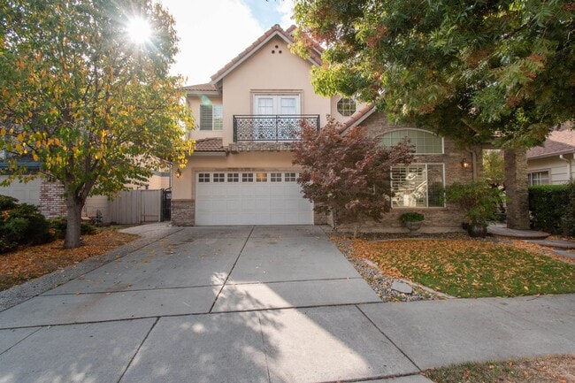 Building Photo - Spacious and remodeled 2 story home. Beautifully updated throughout. Excellent Location!