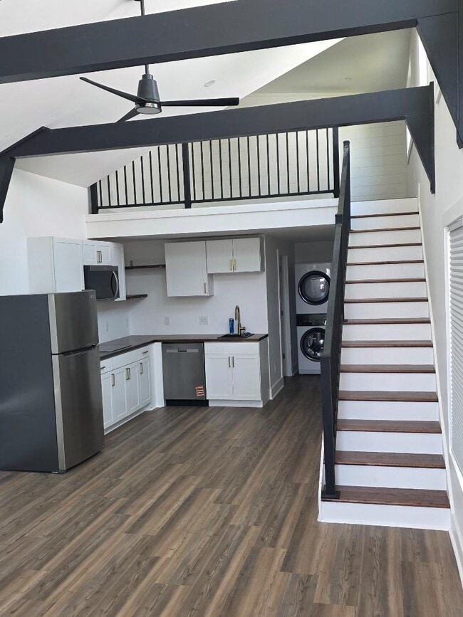 Photo - 1142 E College St