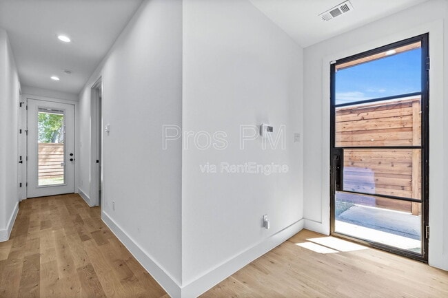 Photo - 410 Avenue L