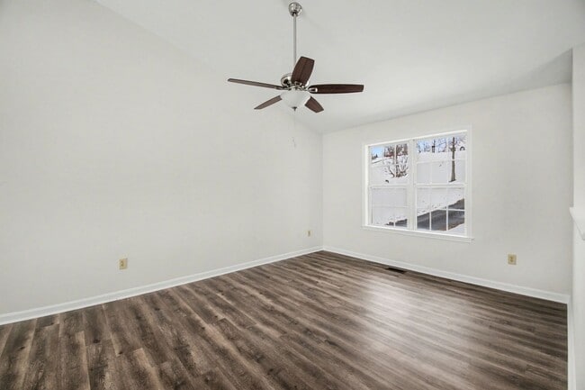 Photo - AVAILABLE NOW-3 Bedroom Split foyer in Stafford