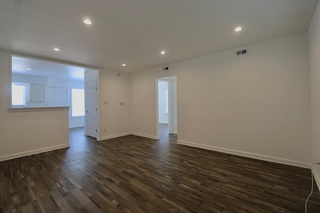 Photo - Lakewood Manor