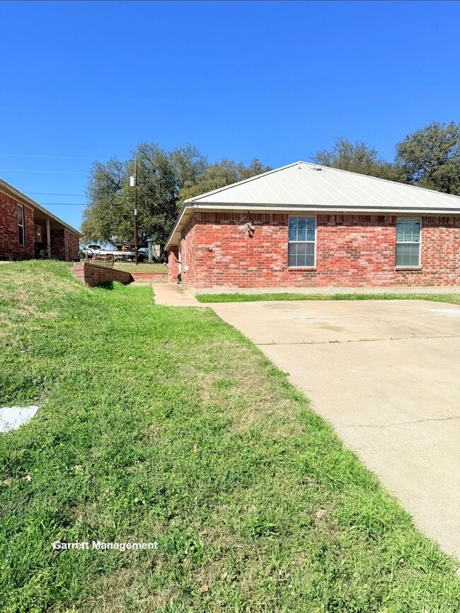 Building Photo - 813 E Ave I Unit B