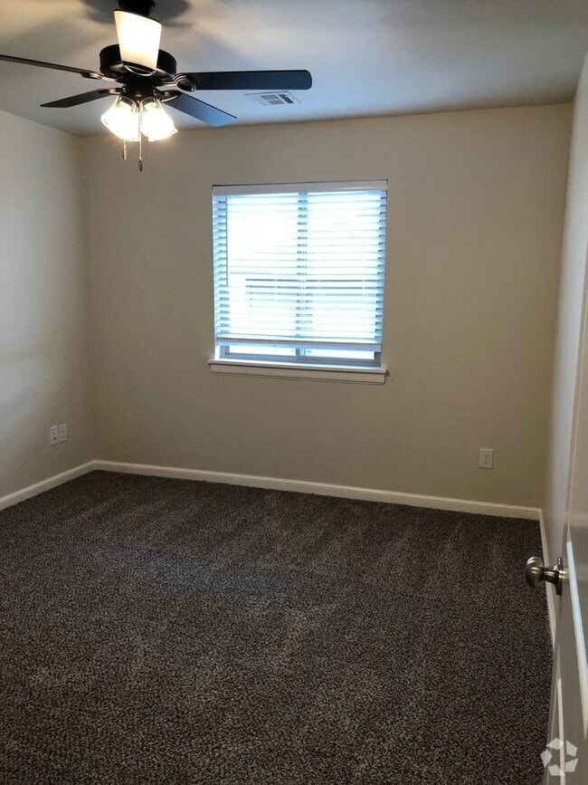 Building Photo - 2 story duplex in Newcastle Rental