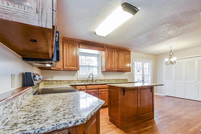 Photo - 12001 Camelot Dr SE
