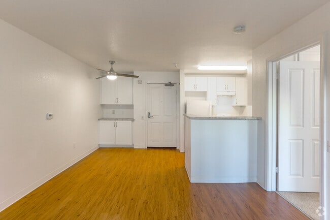 1BR, 1BA - 600SF - Living Room