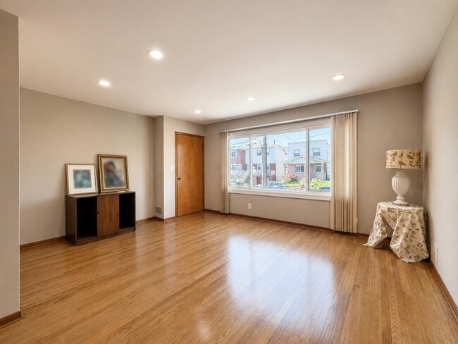 Building Photo - 185 W 3rd St Unit 1
