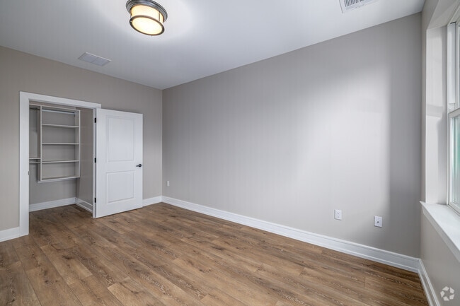 1BR, 1BA - 692SF - Bedroom