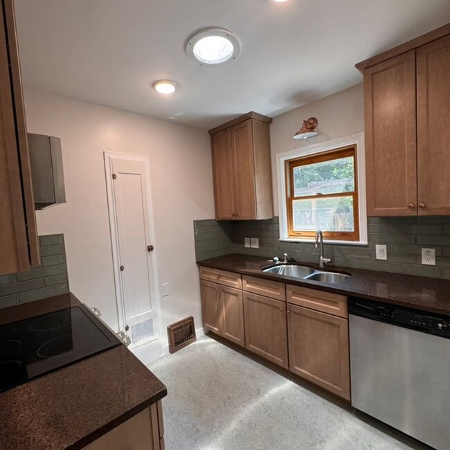 Photo - 1290 Gordon Ave