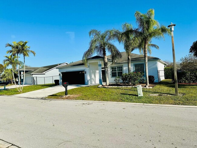 Building Photo - 1196 Hatteras Cir