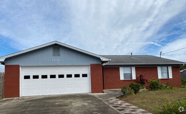 Building Photo - Beautiful Brick Home in Quiet Neighborhood...