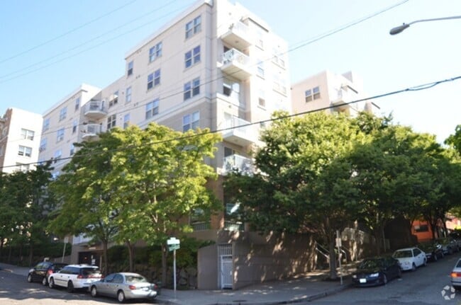 Building Photo - Ambassador II - 1BR Condo - Great Location...