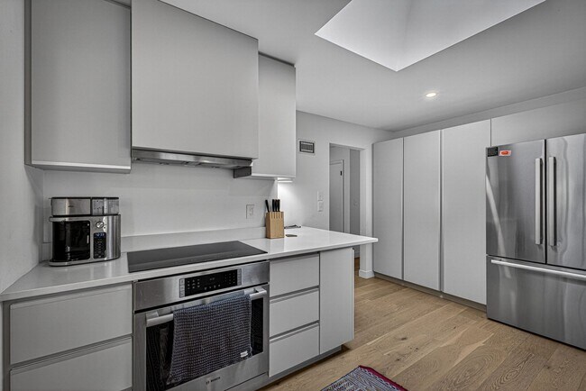 Photo - 1624 W 50th St