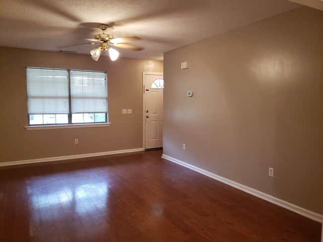 Photo - 118 Towne Park Dr W