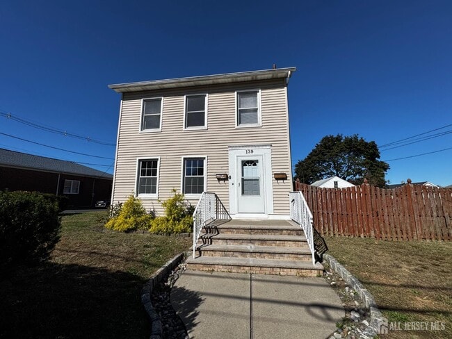 Building Photo - 139 Main St Unit 2