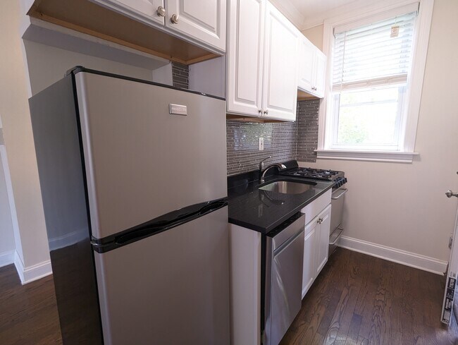 Photo - 648 W Roscoe St