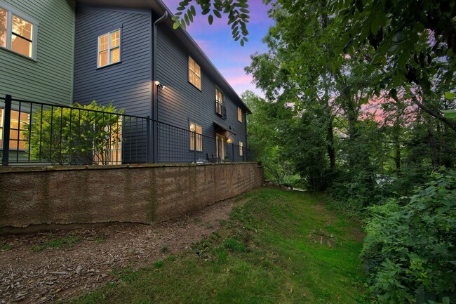 Building Photo - Charming 2BR Condo in Asheville