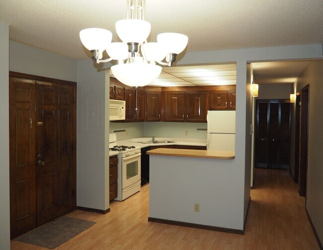 Photo - 2 BEDROOM CONDO IN FOUNTAIN WOODS IN EDINA...