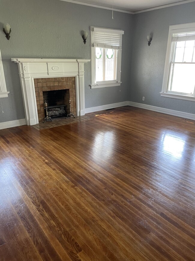 Photo - 210 E Cedar St