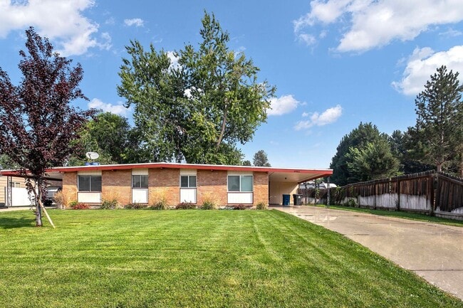 Building Photo - 2bd, 1b Cozy Home awaits in Boise Bench!