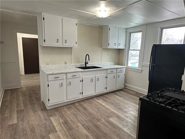 Photo - 557 Glide St